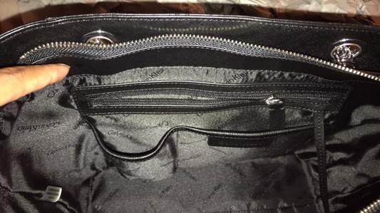 zipper pocket and 2 smaller pockets on inside of tote
