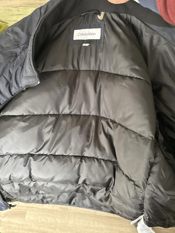 No lettering in the middle of the brand name like old.