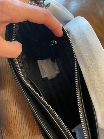 2 interior pockets, one with a zipper