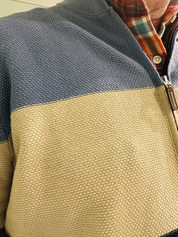 Fine waffle weave. XL not too big for mid-age guy who usually wears size large (5’10” 190 lb).