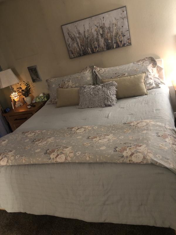 Using to add a splash of color to bed🤩