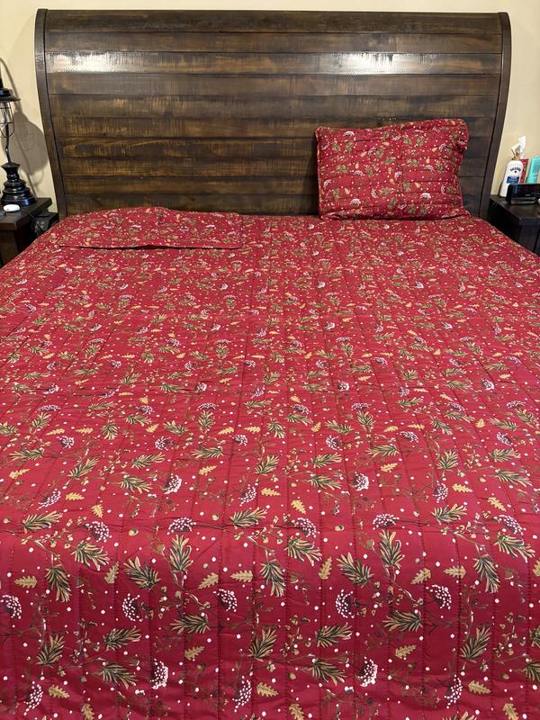 Looks stunning on a wooden bed, perfect for a cabin setting