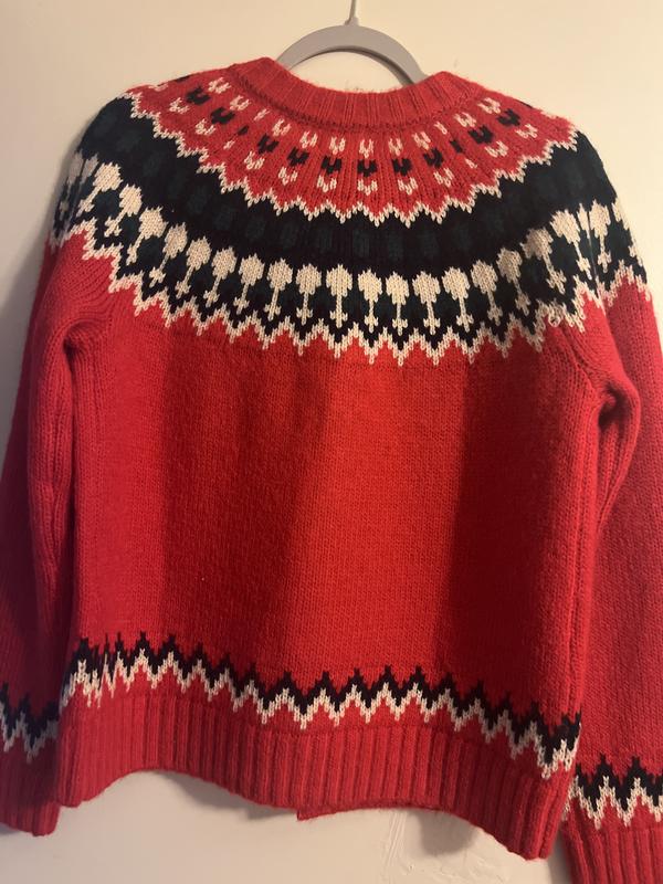 Colors are red, creamy white, navy blue and an emerald green. There’s also little gold specks of thread weaved into the cream colored pattern.