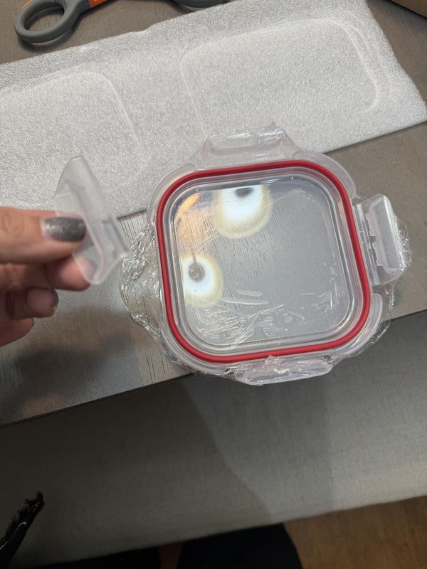 One of the lids arrived broken