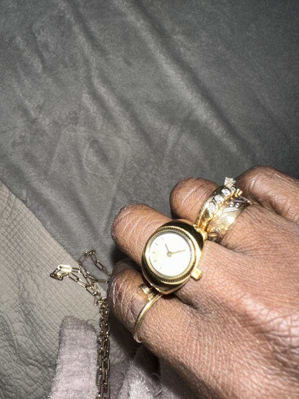 Fits in well with other jewelry.  I love this ring