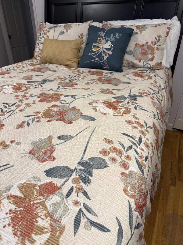 Full view of the bed! Love the colors!