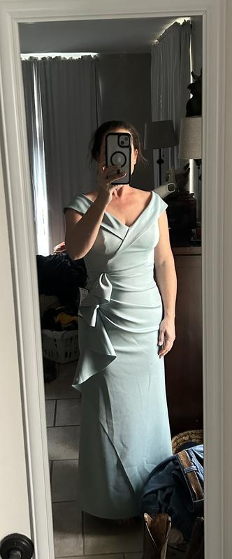 5’7” about 165#.  This is an 8.  Might get a 10 to have the front of the dress fully floor length.  An 8 shows my shoes in front, hits floor in the back.