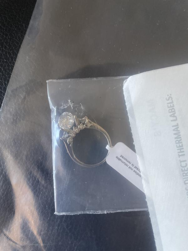 Top stone fell out and accent stone missing