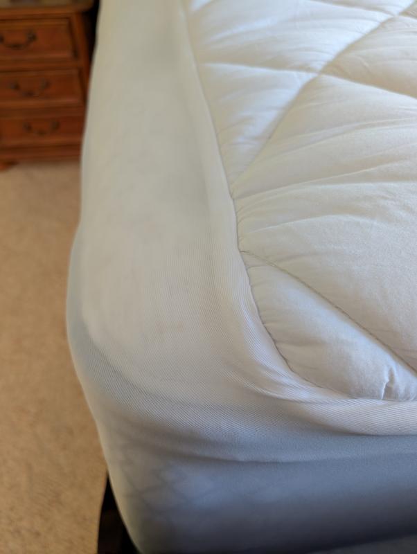 The mattress pad does not fit on the left side of the bed (near the foot of the bed).