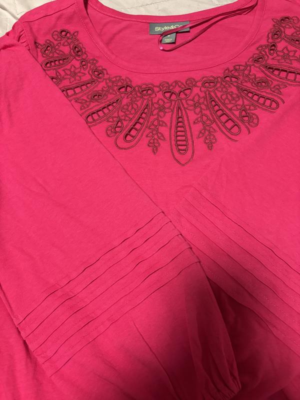 Details of sleeves and neckline