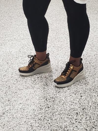 POSING WITH CONFIDENCE