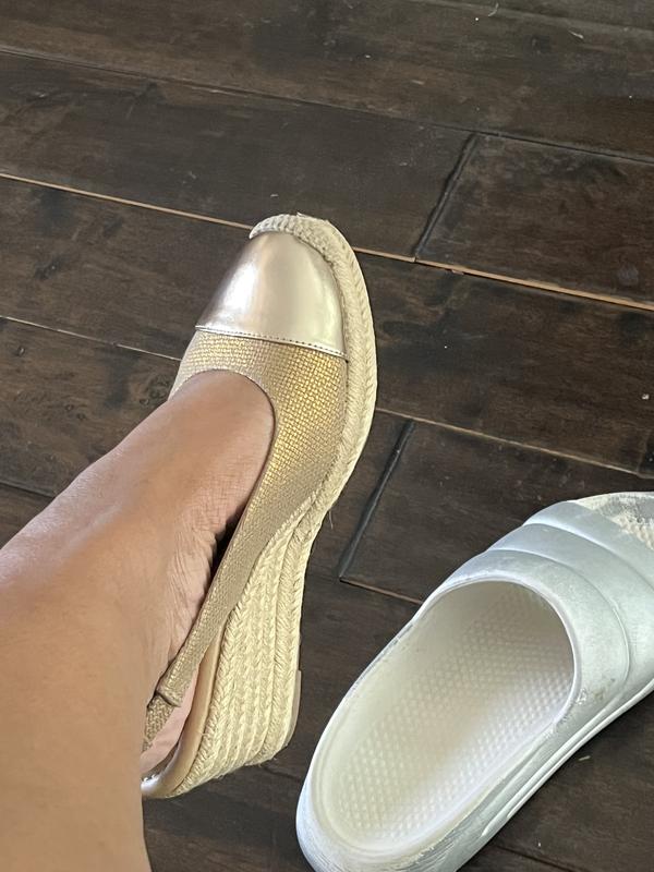 Pretty and very cute but not comfortable