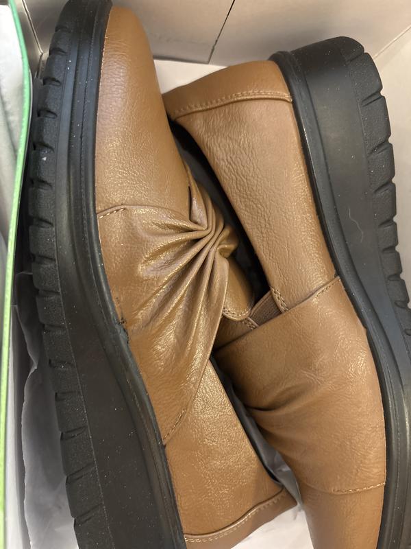 Definitely not the gray Lyra Zipper Boots I ordered! These are tan, no zippers, not even boots!!!!!!