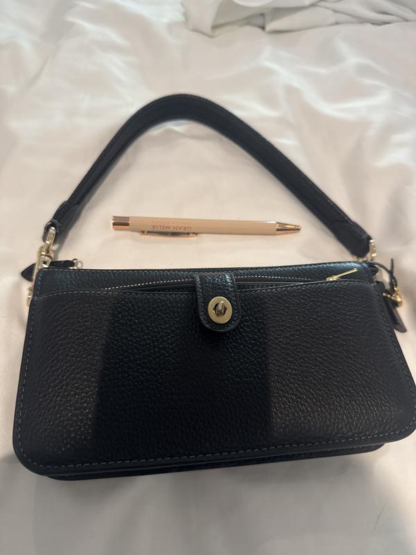 I changed the handle with another coach bag I have, since the one that came with it is very thin.