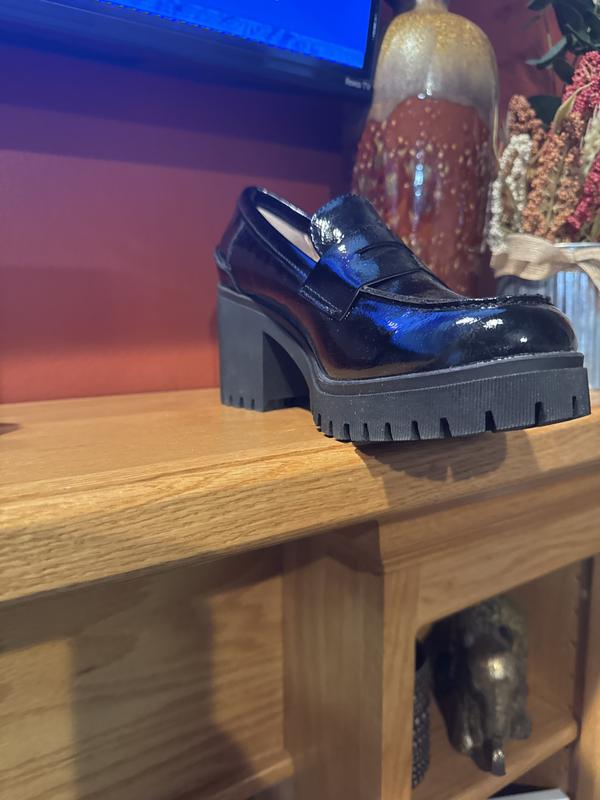 The sole of shoe is not black