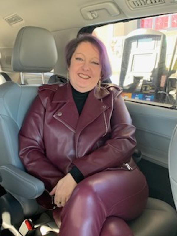 Yes, I also bought the pants. They fit amazing as well and very slimming!