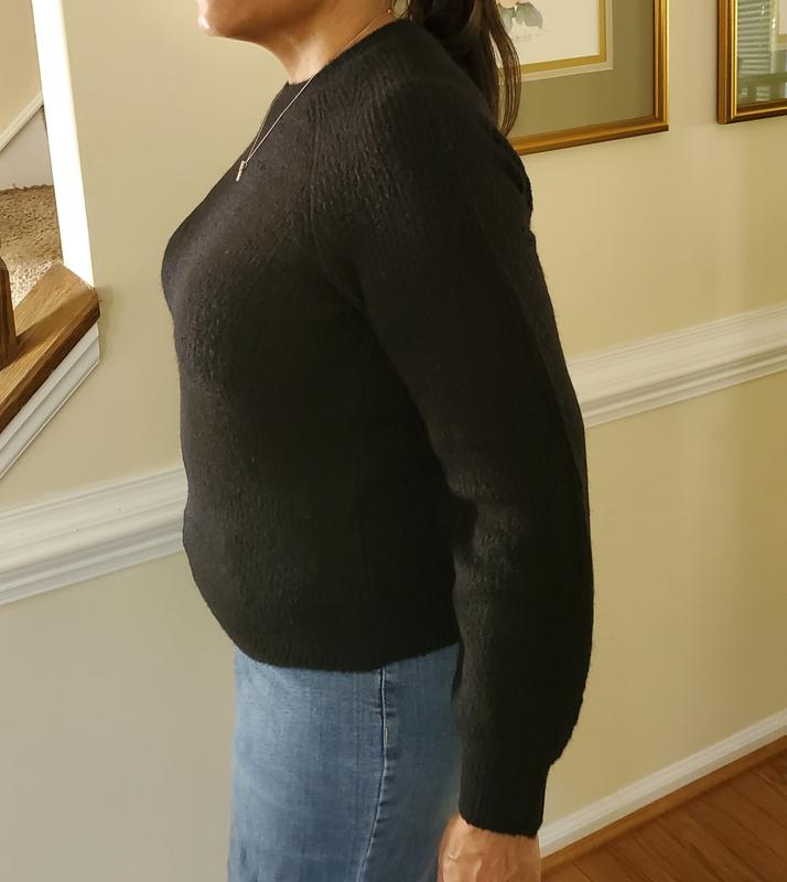 Crew neck sweater with puffy sleeves at the wrists