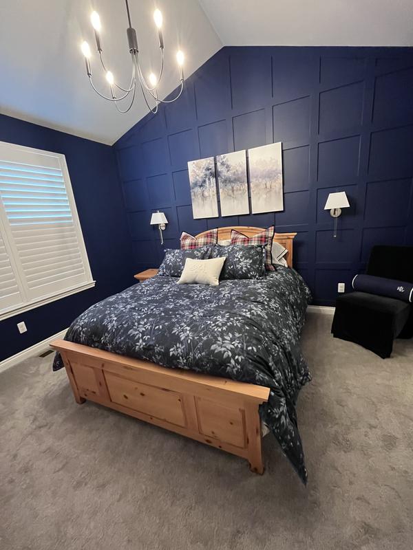 I use striped blue and white sheets or their white sheets with the blue trim. It looks fantastic with it.!