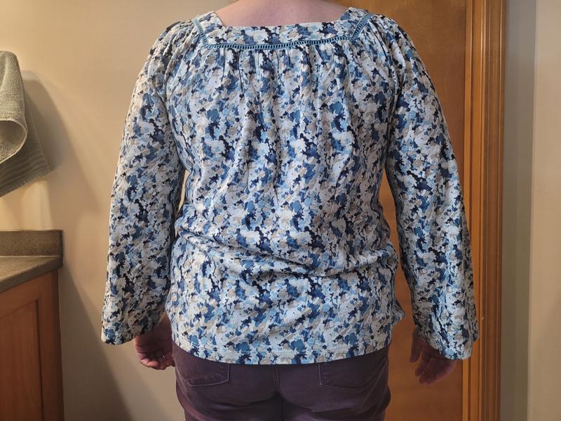 The trim at the neck continues onto the back.