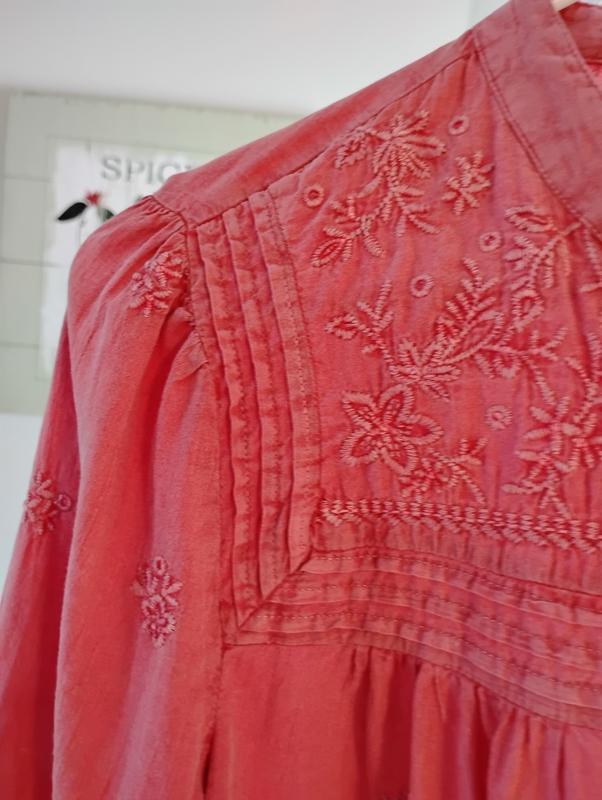 Shoulders have slight gathering