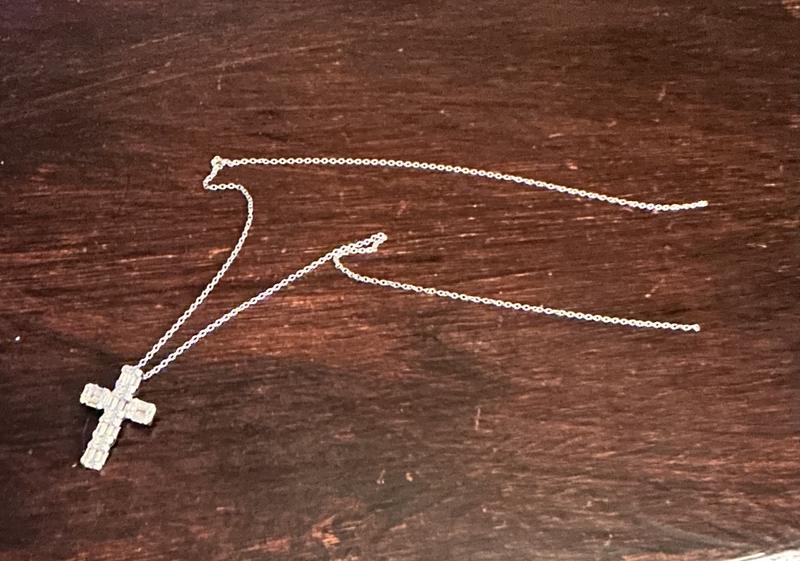 Scam necklace with zero clasps on either end