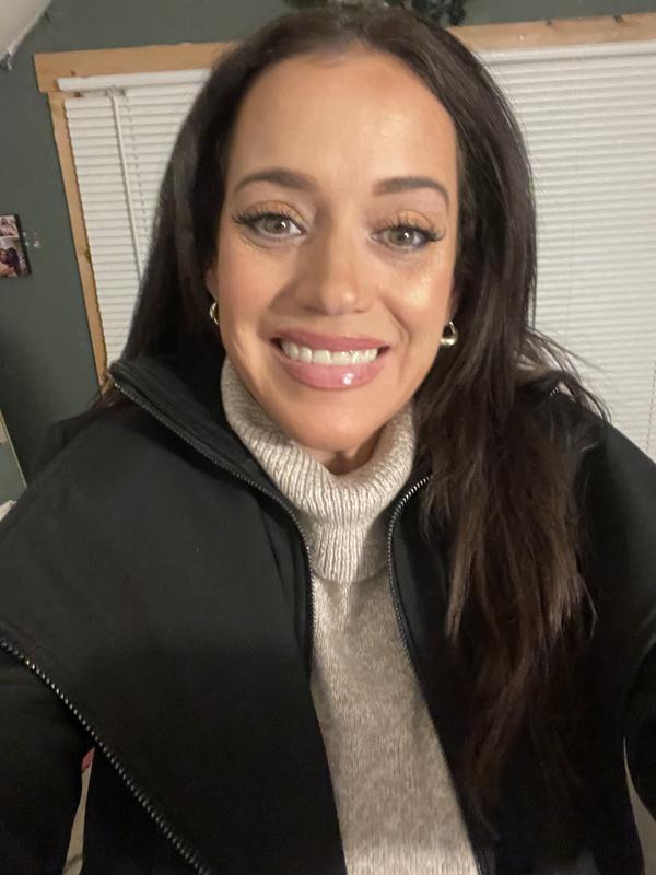 This coat fits me perfect I love it goes with everything and it’s very warm