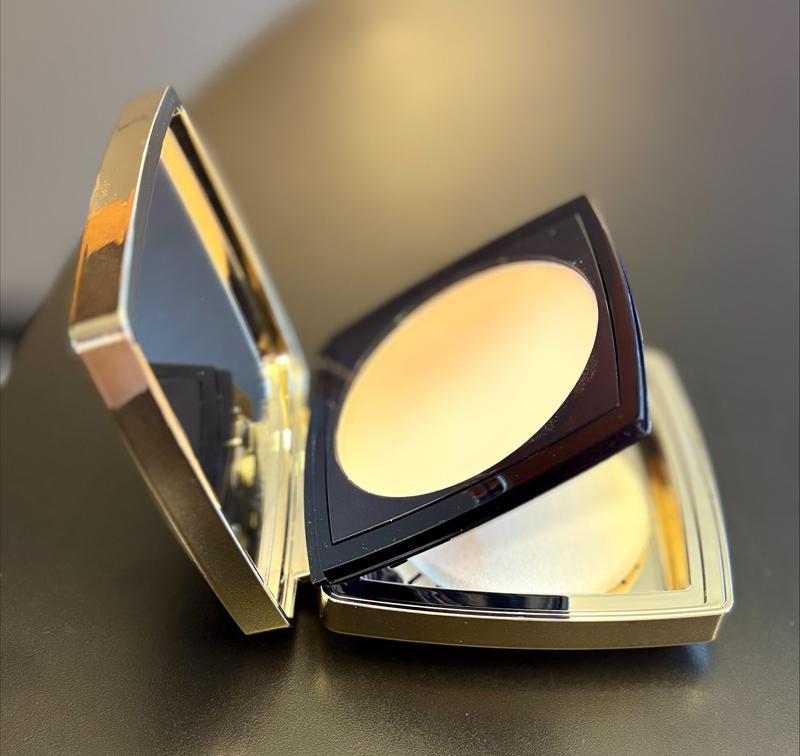 Compact with mirror & applicator