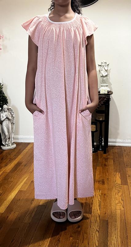 My daughter is 5’1 and 125lbs wearing a size M