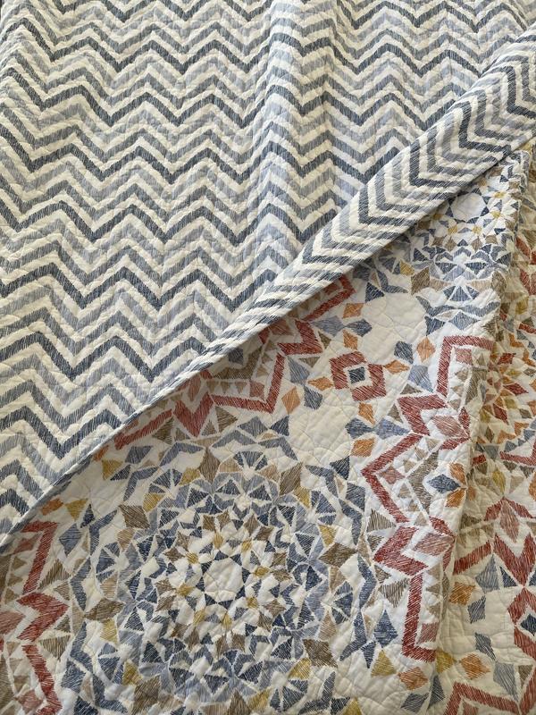 Beautiful pattern and definitely has a choice of reversible side which we can use it according to the season or our mood.