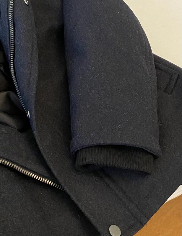 Nice band around bottom of sleeves