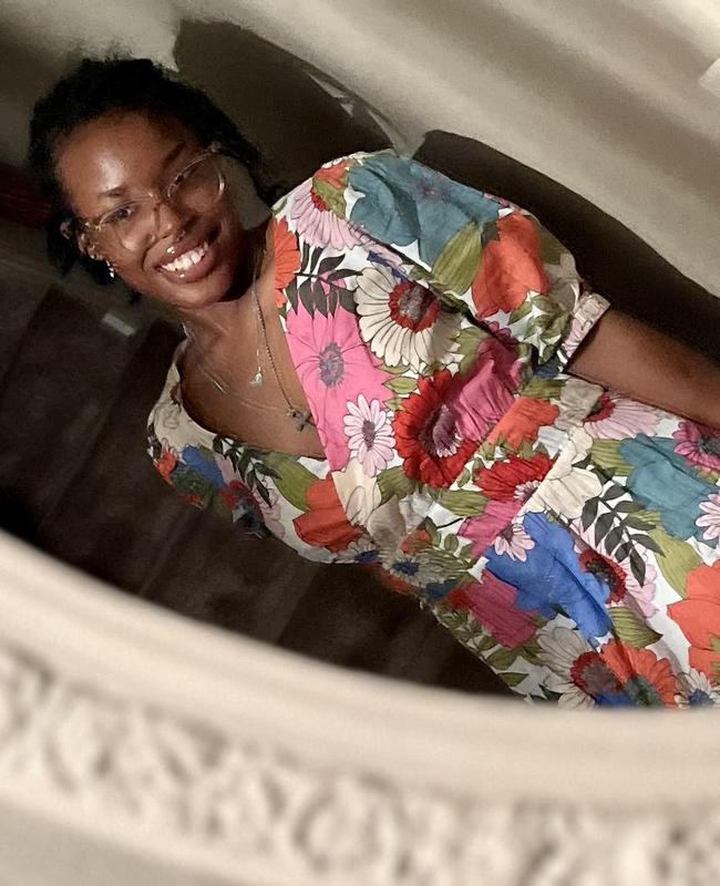 Beautiful summer dress, light weight and flowing perfect for dress up, office or play!