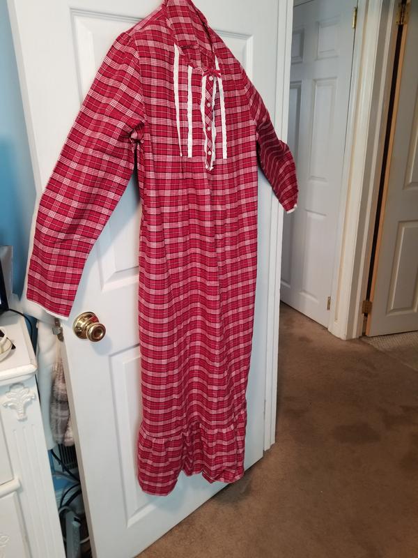 Red, long sleeves, comes to my ankle. #1 Shows the front view
#2 Shows the left sleeve
#3 Shows the right sleeve