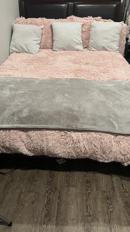 Shaggy pink duvet.