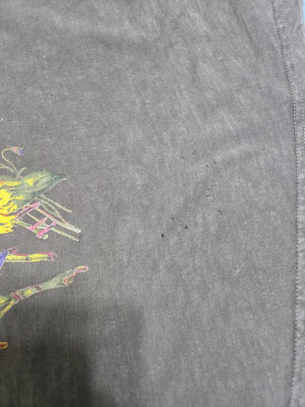 Poor quality, it had small holes after the 1st time I wore it.