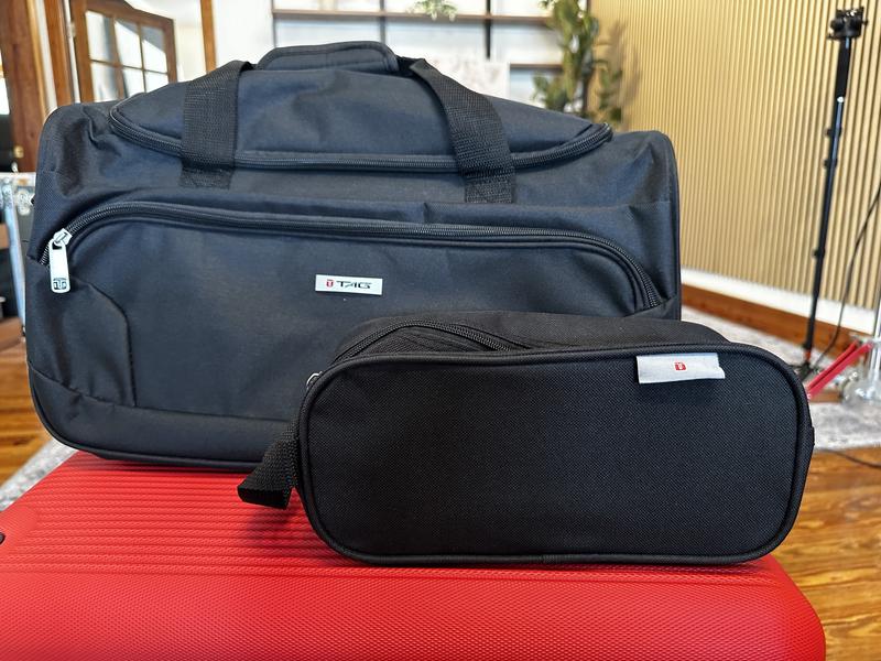 Love this duffel bag. I keep a change of clothes in  my car with this duffel bag!