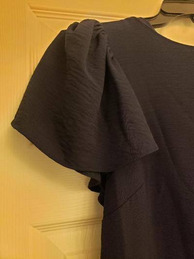 I love these open ruffled sleeves, very roomy