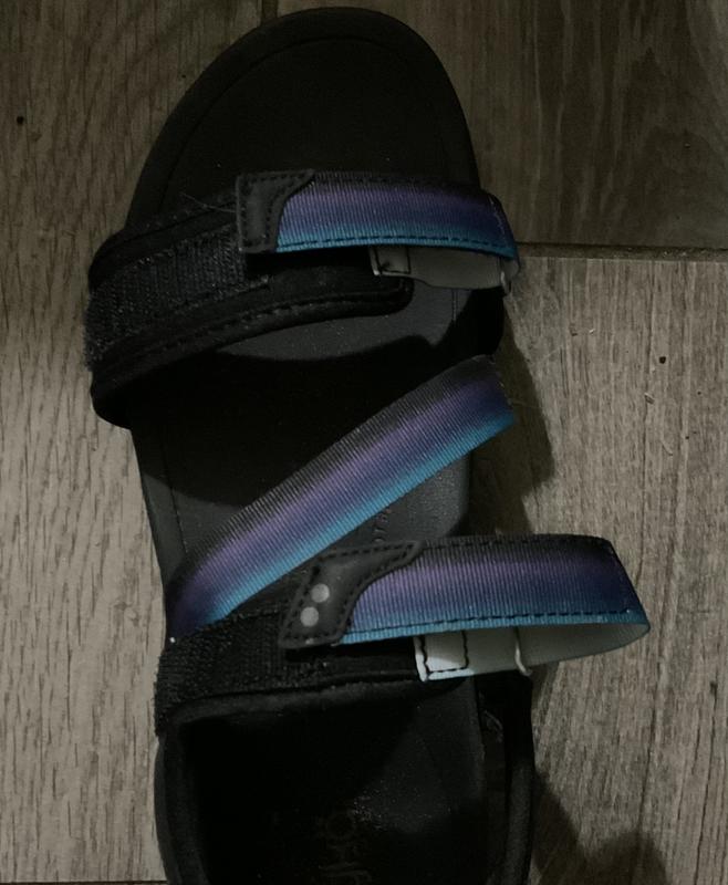 White shows through. They should have used black.