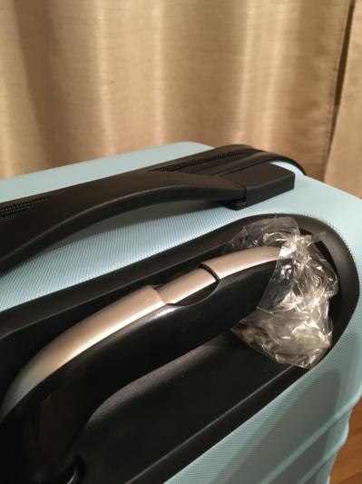 The handle on the smallest luggage piece came broken.