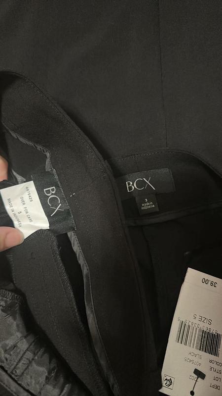2 different tags of pants. The 5 is the one that is wrong.
