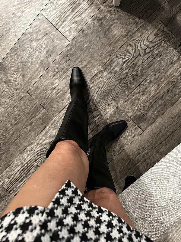 The design of these boots is elegant, but the fit could be improved. They rise quite high and sit uncomfortably close to the knees, which may cause discomfort during wear.