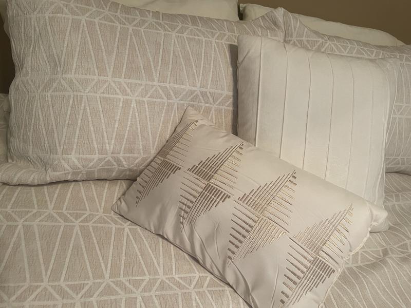 2 deco pillows