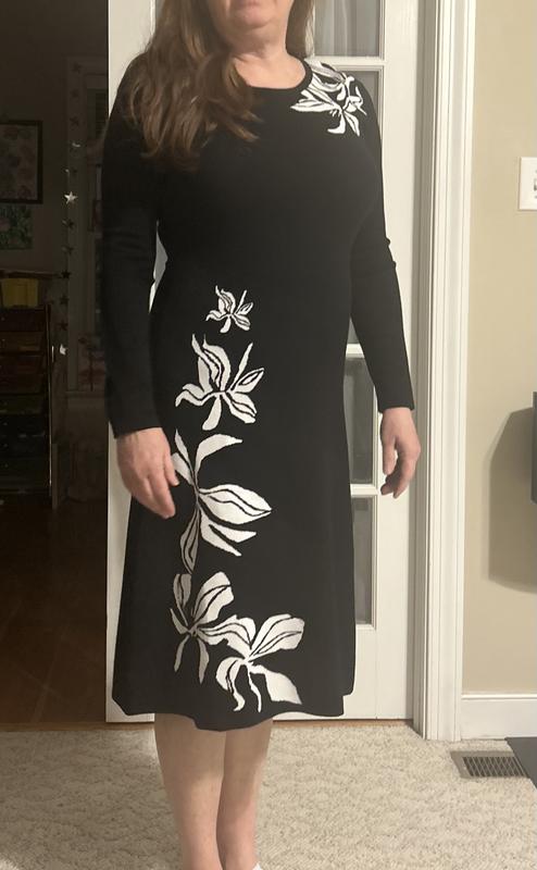 5’8” size large, hits below knee