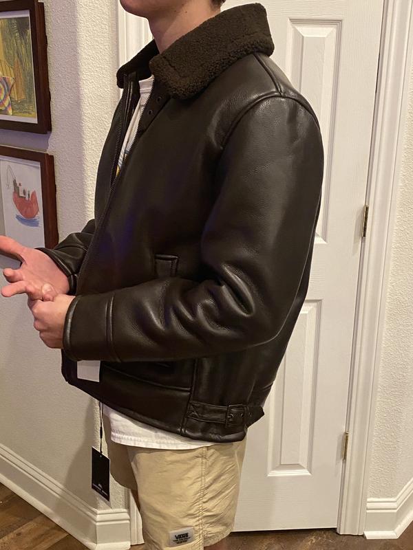 Shows the side buckle adjustment