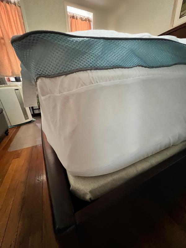 Side and front views of queen-sized mattress topper.