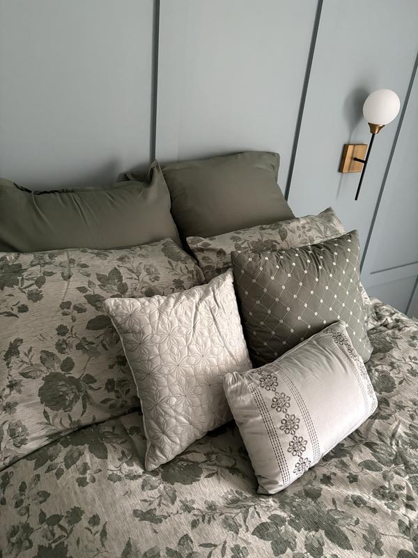 Nine pillows or pillowcases are included. The sheets for this set are white, which makes it even more versatile.