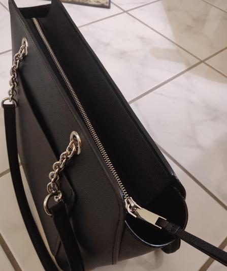 Zipper and back view/pocket