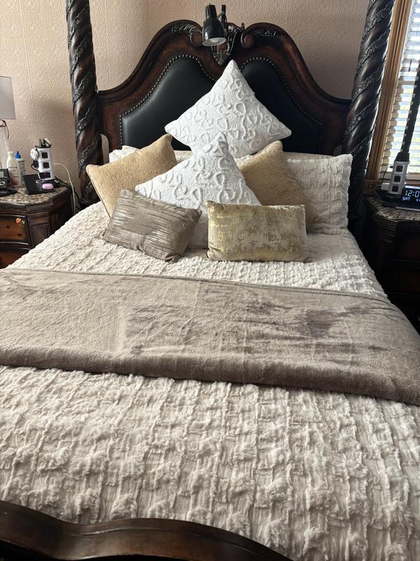 Super cozy and warm, but not over heavy! Best purchase ever…