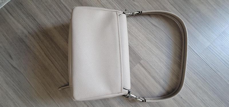 Slip pocket across the back of the purse