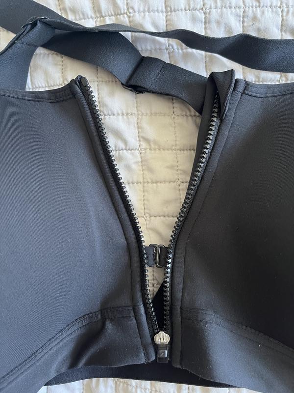 Tiny but lightly hook below the zipper closure