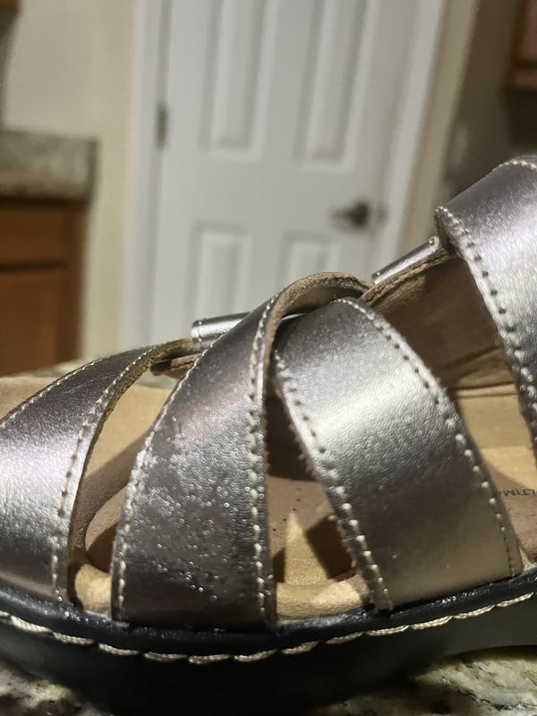 Golden shoes was peeling of the third day of use